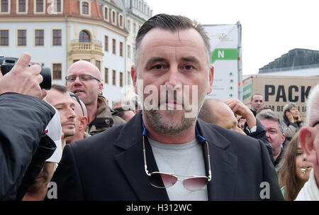 Dresde, Allemagne. 06Th Oct, 2016. Pegida co-fondateur Lutz Bachmann se tient juste en face de l'église Frauenkirche à Dresde, Allemagne, 03 octobre 2016. Journée de l'unité allemande célébrations se déroulent dans la capitale de l'état de Saxe. Photo : SEBASTIAN WILLNOW/dpa/Alamy Live News Banque D'Images