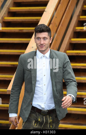 Munich, Allemagne. 09Th Oct, 2016. Joueur du FC Bayern Robert Lewandowski quitte le Kaefer tente du festival avec après le FC Bayern Oktoberfest l'Oktoberfest à Munich, Allemagne, 02 octobre 2016. Oktoberfest se termine le lundi, 03 octobre 2016. Photo : FELIX HOERHAGER/dpa/Alamy Live News Banque D'Images