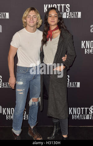 Buena Park, États-Unis d'Amérique. Sep 30, 2016. Ross Lynch et Courtney Eaton à 'Knott's Scary Farm' Tapis noir Événement au Knott's Berry Farm. Buena Park, 30.09.2016 | Verwendung weltweit/alliance Photo © dpa/Alamy Live News Banque D'Images