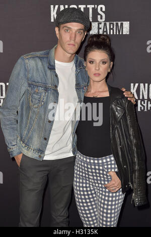 Josh Beech mit Gattin Grimes-Beech Shenae à 'Knott's Scary Farm' Tapis noir Événement au Knott's Berry Farm. Buena Park, 30.09.2016 | Verwendung weltweit/photo alliance Banque D'Images