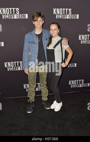 Ty Simpkins mit à Freandin «Knott's Scary Farm' Tapis noir Événement au Knott's Berry Farm. Buena Park, 30.09.2016 | Verwendung weltweit/photo alliance Banque D'Images