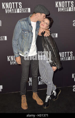 Josh Beech mit Gattin Grimes-Beech Shenae à 'Knott's Scary Farm' Tapis noir Événement au Knott's Berry Farm. Buena Park, 30.09.2016 | Verwendung weltweit/photo alliance Banque D'Images