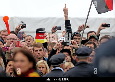 Dresde, Allemagne. 06Th Oct, 2016. Pegida partisans manifester devant l'église Frauenkirche à Dresde, Allemagne, 03 octobre 2016. Les plus hauts représentants de l'Etat devraient à Dresde pour le mettre en surbrillance et de clôture des célébrations sur l'unité allemande 24. Photo : ARNO BURGI/dpa/Alamy Live News Banque D'Images