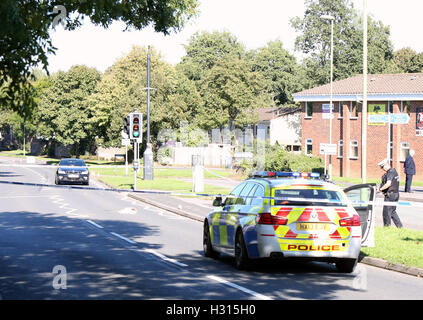 Portsmouth, Hampshire, Royaume-Uni. 3 octobre, 2016. Cycliste transportés à l'hôpital avec de graves blessures à la tête après avoir été frappé par voiture à Waterlooville. Un cycliste a été laissé avec de graves blessures à la tête après une collision avec une voiture à Waterlooville aujourd'hui. Les 17 ans a été transporté à l'hôpital par ambulance aérienne à la suite de la collision sur Crookhorn Lane, vers midi aujourd'hui. Un porte-parole de South Central Ambulance Service a déclaré : "Nous avons été appelés à 12h10 aujourd'hui pour une collision entre une voiture et un cycliste. Credit : uknip/Alamy Live News Banque D'Images