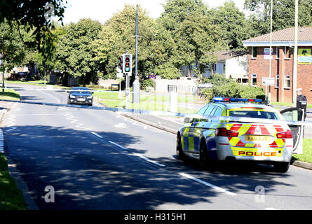 Portsmouth, Hampshire, Royaume-Uni. 3 octobre, 2016. Cycliste transportés à l'hôpital avec de graves blessures à la tête après avoir été frappé par voiture à Waterlooville. Un cycliste a été laissé avec de graves blessures à la tête après une collision avec une voiture à Waterlooville aujourd'hui. Les 17 ans a été transporté à l'hôpital par ambulance aérienne à la suite de la collision sur Crookhorn Lane, vers midi aujourd'hui. Un porte-parole de South Central Ambulance Service a déclaré : "Nous avons été appelés à 12h10 aujourd'hui pour une collision entre une voiture et un cycliste. Credit : uknip/Alamy Live News Banque D'Images