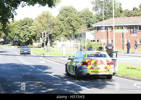 Portsmouth, Hampshire, Royaume-Uni. 3 octobre, 2016. Cycliste transportés à l'hôpital avec de graves blessures à la tête après avoir été frappé par voiture à Waterlooville. Un cycliste a été laissé avec de graves blessures à la tête après une collision avec une voiture à Waterlooville aujourd'hui. Les 17 ans a été transporté à l'hôpital par ambulance aérienne à la suite de la collision sur Crookhorn Lane, vers midi aujourd'hui. Un porte-parole de South Central Ambulance Service a déclaré : "Nous avons été appelés à 12h10 aujourd'hui pour une collision entre une voiture et un cycliste. Credit : uknip/Alamy Live News Banque D'Images