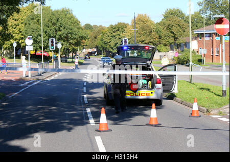 Portsmouth, Hampshire, Royaume-Uni. 3 octobre, 2016. Cycliste transportés à l'hôpital avec de graves blessures à la tête après avoir été frappé par voiture à Waterlooville. Un cycliste a été laissé avec de graves blessures à la tête après une collision avec une voiture à Waterlooville aujourd'hui. Les 17 ans a été transporté à l'hôpital par ambulance aérienne à la suite de la collision sur Crookhorn Lane, vers midi aujourd'hui. Un porte-parole de South Central Ambulance Service a déclaré : "Nous avons été appelés à 12h10 aujourd'hui pour une collision entre une voiture et un cycliste. Credit : uknip/Alamy Live News Banque D'Images