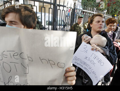 Kiev, Ukraine. 3e oct, 2016. Les manifestants ukrainiens tiennent des pancartes pendant mobilisent pour soutenir la grève des femmes polonaises à l'échelle nationale, en face de l'ambassade de Pologne à Kiev, Ukraine, le 03 octobre, 2016. La grève est une expression de l'opposition pour renforcer les règlements sur la loi sur l'avortement. Credit : ZUMA Press, Inc./Alamy Live News Banque D'Images