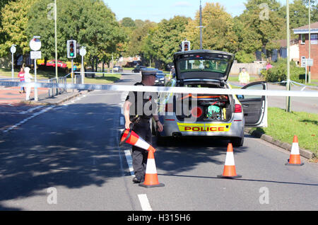 Portsmouth, Hampshire, Royaume-Uni. 3 octobre, 2016. Cycliste transportés à l'hôpital avec de graves blessures à la tête après avoir été frappé par voiture à Waterlooville. Un cycliste a été laissé avec de graves blessures à la tête après une collision avec une voiture à Waterlooville aujourd'hui. Les 17 ans a été transporté à l'hôpital par ambulance aérienne à la suite de la collision sur Crookhorn Lane, vers midi aujourd'hui. Un porte-parole de South Central Ambulance Service a déclaré : "Nous avons été appelés à 12h10 aujourd'hui pour une collision entre une voiture et un cycliste. Credit : uknip/Alamy Live News Banque D'Images