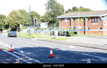 Portsmouth, Hampshire, Royaume-Uni. 3 octobre, 2016. Cycliste transportés à l'hôpital avec de graves blessures à la tête après avoir été frappé par voiture à Waterlooville. Un cycliste a été laissé avec de graves blessures à la tête après une collision avec une voiture à Waterlooville aujourd'hui. Les 17 ans a été transporté à l'hôpital par ambulance aérienne à la suite de la collision sur Crookhorn Lane, vers midi aujourd'hui. Un porte-parole de South Central Ambulance Service a déclaré : "Nous avons été appelés à 12h10 aujourd'hui pour une collision entre une voiture et un cycliste. Credit : uknip/Alamy Live News Banque D'Images