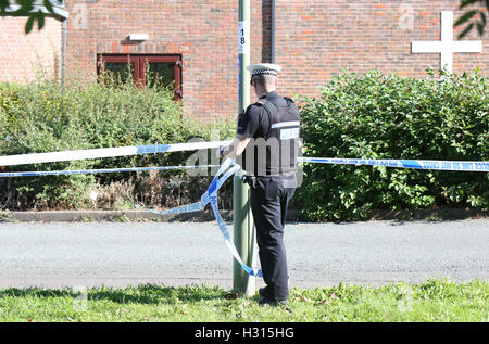 Portsmouth, Hampshire, Royaume-Uni. 3 octobre, 2016. Cycliste transportés à l'hôpital avec de graves blessures à la tête après avoir été frappé par voiture à Waterlooville. Un cycliste a été laissé avec de graves blessures à la tête après une collision avec une voiture à Waterlooville aujourd'hui. Les 17 ans a été transporté à l'hôpital par ambulance aérienne à la suite de la collision sur Crookhorn Lane, vers midi aujourd'hui. Un porte-parole de South Central Ambulance Service a déclaré : "Nous avons été appelés à 12h10 aujourd'hui pour une collision entre une voiture et un cycliste. Credit : uknip/Alamy Live News Banque D'Images