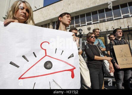 Kiev, Ukraine. 3e oct, 2016. Les manifestants ukrainiens tiennent des pancartes pendant mobilisent pour soutenir la grève des femmes polonaises à l'échelle nationale, en face de l'ambassade de Pologne à Kiev, Ukraine, le 03 octobre, 2016. La grève est une expression de l'opposition pour renforcer les règlements sur la loi sur l'avortement. Credit : ZUMA Press, Inc./Alamy Live News Banque D'Images