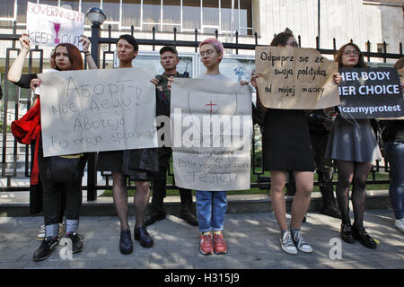 Kiev, Ukraine. 3e oct, 2016. Les manifestants ukrainiens tiennent des pancartes pendant mobilisent pour soutenir la grève des femmes polonaises à l'échelle nationale, en face de l'ambassade de Pologne à Kiev, Ukraine, le 03 octobre, 2016. La grève est une expression de l'opposition pour renforcer les règlements sur la loi sur l'avortement. Credit : ZUMA Press, Inc./Alamy Live News Banque D'Images