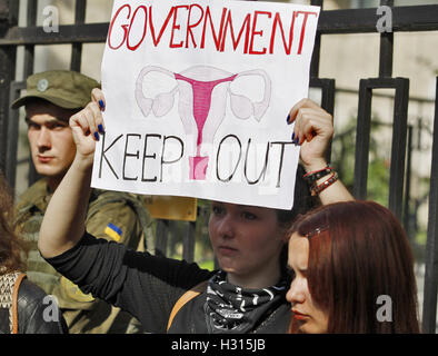 Kiev, Ukraine. 3e oct, 2016. Les manifestants ukrainiens tiennent des pancartes pendant mobilisent pour soutenir la grève des femmes polonaises à l'échelle nationale, en face de l'ambassade de Pologne à Kiev, Ukraine, le 03 octobre, 2016. La grève est une expression de l'opposition pour renforcer les règlements sur la loi sur l'avortement. Credit : ZUMA Press, Inc./Alamy Live News Banque D'Images