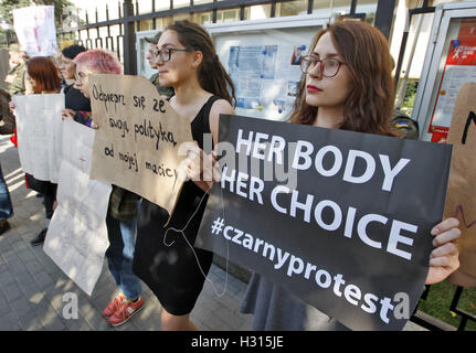 Kiev, Ukraine. 3e oct, 2016. Les manifestants ukrainiens tiennent des pancartes pendant mobilisent pour soutenir la grève des femmes polonaises à l'échelle nationale, en face de l'ambassade de Pologne à Kiev, Ukraine, le 03 octobre, 2016. La grève est une expression de l'opposition pour renforcer les règlements sur la loi sur l'avortement. Credit : ZUMA Press, Inc./Alamy Live News Banque D'Images