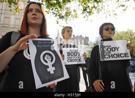 Kiev, Ukraine. 3e oct, 2016. Les manifestants ukrainiens tiennent des pancartes pendant mobilisent pour soutenir la grève des femmes polonaises à l'échelle nationale, en face de l'ambassade de Pologne à Kiev, Ukraine, le 03 octobre, 2016. La grève est une expression de l'opposition pour renforcer les règlements sur la loi sur l'avortement. Credit : ZUMA Press, Inc./Alamy Live News Banque D'Images