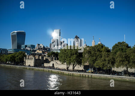 Londres, 3 octobre 2016. Le soleil brille sur la ville de Londres. Voici la Tour de Londres sur la Tamise et gratte-ciel derrière. Ils sont 20 Fenchurch Street, St Mary Axe Leadenhall Street. Credit : Alberto Pezzali/Alamy Live News Banque D'Images