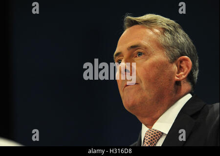 Birmingham, Angleterre. 3 octobre, 2016. Liam Fox, Secrétaire d'État chargé du Commerce international, offre son discours de conférence, le deuxième jour du congrès du parti conservateur à la CPI de Birmingham. Le thème du discours était "une économie qui fonctionne pour tout le monde". Cette conférence fait suite à la décision d'un référendum pour la Grande-Bretagne à quitter l'Union européenne, et l'élection subséquente de Theresa peut comme chef du parti conservateur. Kevin Hayes/Alamy Live News Banque D'Images