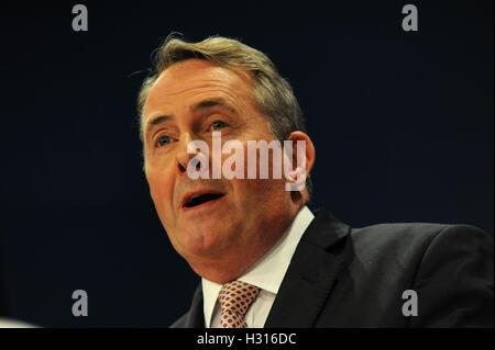 Birmingham, Angleterre. 3 octobre, 2016. Liam Fox, Secrétaire d'État chargé du Commerce international, offre son discours de conférence, le deuxième jour du congrès du parti conservateur à la CPI de Birmingham. Le thème du discours était "une économie qui fonctionne pour tout le monde". Cette conférence fait suite à la décision d'un référendum pour la Grande-Bretagne à quitter l'Union européenne, et l'élection subséquente de Theresa peut comme chef du parti conservateur. Kevin Hayes/Alamy Live News Banque D'Images