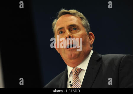 Birmingham, Angleterre. 3 octobre, 2016. Liam Fox, Secrétaire d'État chargé du Commerce international, offre son discours de conférence, le deuxième jour du congrès du parti conservateur à la CPI de Birmingham. Le thème du discours était "une économie qui fonctionne pour tout le monde". Cette conférence fait suite à la décision d'un référendum pour la Grande-Bretagne à quitter l'Union européenne, et l'élection subséquente de Theresa peut comme chef du parti conservateur. Kevin Hayes/Alamy Live News Banque D'Images