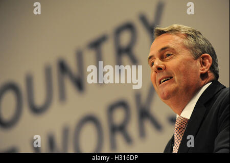 Birmingham, Angleterre. 3 octobre, 2016. Liam Fox, Secrétaire d'État chargé du Commerce international, offre son discours de conférence, le deuxième jour du congrès du parti conservateur à la CPI de Birmingham. Le thème du discours était "une économie qui fonctionne pour tout le monde". Cette conférence fait suite à la décision d'un référendum pour la Grande-Bretagne à quitter l'Union européenne, et l'élection subséquente de Theresa peut comme chef du parti conservateur. Kevin Hayes/Alamy Live News Banque D'Images