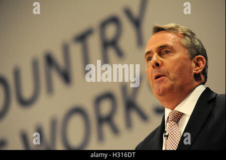 Birmingham, Angleterre. 3 octobre, 2016. Liam Fox, Secrétaire d'État chargé du Commerce international, offre son discours de conférence, le deuxième jour du congrès du parti conservateur à la CPI de Birmingham. Le thème du discours était "une économie qui fonctionne pour tout le monde". Cette conférence fait suite à la décision d'un référendum pour la Grande-Bretagne à quitter l'Union européenne, et l'élection subséquente de Theresa peut comme chef du parti conservateur. Kevin Hayes/Alamy Live News Banque D'Images