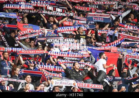 01.10.2016. Paris, France. Ligue 1 française de football. Paris St allemand contre Bordeaux. PSG fans in fine form Banque D'Images