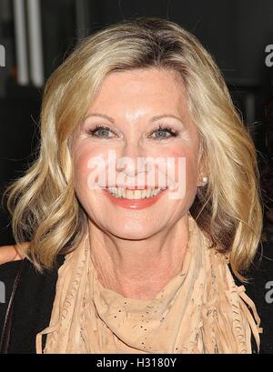 New York, NY, USA. 3e oct, 2016. Olivia Newton-John repéré laissant AOL 'Build' à New York, New York le 3 octobre 2016. Rainmaker : Crédit Photo/media/Alamy Punch Live News Banque D'Images