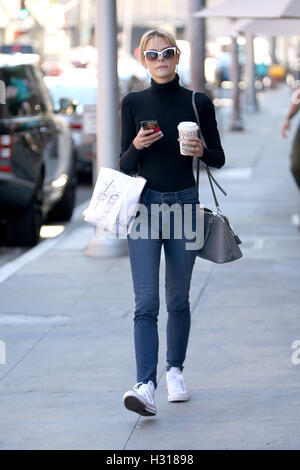 Los Angeles, Ca. 3e oct, 2016. Jaime King vu ses ongles se fait à Los Angeles, Californie le 3 octobre 2016. Credit : Mpi99/media/Alamy Punch Live News Banque D'Images