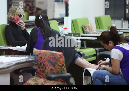 Los Angeles, Ca. 3e oct, 2016. Jaime King vu ses ongles se fait à Los Angeles, Californie le 3 octobre 2016. Credit : Mpi99/media/Alamy Punch Live News Banque D'Images