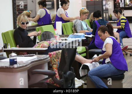 Los Angeles, Ca. 3e oct, 2016. Jaime King vu ses ongles se fait à Los Angeles, Californie le 3 octobre 2016. Credit : Mpi99/media/Alamy Punch Live News Banque D'Images