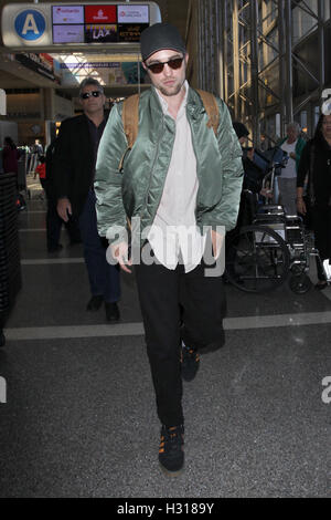Los Angeles, CA, USA. 3e oct, 2016. Robert Pattinson vu à l'aéroport de LAX à Los Angeles, Californie le 3 octobre 2016. Crédit : John Misa/media/Alamy Punch Live News Banque D'Images