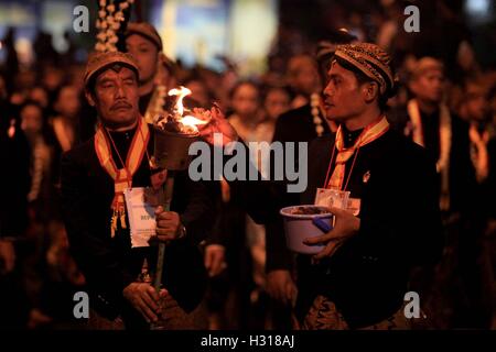 Surakarta, Central Java, Indonésie. 3e oct, 2016. SURAKARTA, CENTRAL JAVA, INDONÉSIE - 03 OCTOBRE : courtisans ont assisté à l'un carnaval Suro sur Octobre 03, 2016 à Surakarta, Central Java, Indonésie. Suro carnival pour commémorer le début du nouvel an islamique ou un calendrier javanais suro, à cette procession autant que 7 et 9 buffalo heirloom suivent en procession autour du complexe du palais. © Sijori Images/ZUMA/Alamy Fil Live News Banque D'Images