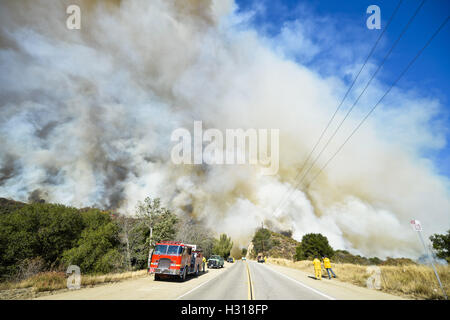 Los Angeles, CA, USA. 24 juillet, 2016. Le sable Fire burns dans l'Angeles National Forest Dimanche Juillet 24th, 2016 sous un drapeau rouge haut Avertissement de vents violents. Le feu a brûlé 22 000 acres par dimanche matin et était de 10  % figurant que les pompiers ont combattu l'humidité faible, changements de vent, et des températures élevées. Un nombre inconnu de structures ont été perdus. © Stuart Palley/ZUMA/Alamy Fil Live News Banque D'Images