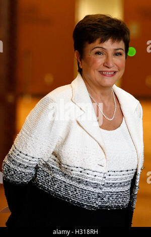 Organisation des Nations Unies. 3e oct, 2016. Photo prise le 3 octobre 2016, indique le Vice-président de la Commission européenne Kristalina Georgieva, candidat au poste de secrétaire général des Nations Unies au siège de l ONU à New York. Kristalina Georgieva, la Bulgarie est le dernier candidat à participer au concours pour le prochain secrétaire général de l'Organisation des Nations Unies, le lundi est passé par une cuisson au public par des membres de l'Assemblée générale des Nations Unies. © Muzi Li/Xinhua/Alamy Live News Banque D'Images