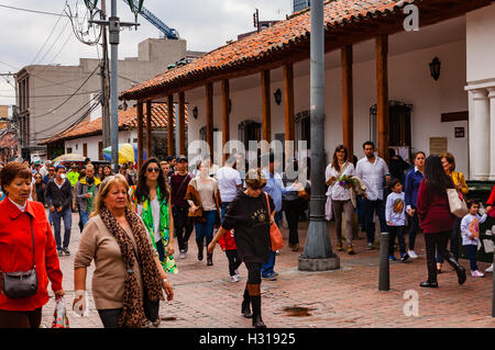 Bogota, Colombie - Octobre 02, 2016 : les électeurs venant voter sur la Plaza Usaquen, dans la capitale des Andes de Bogota, dans le pays de l'Amérique du Sud de la Colombie, sur le site historique du plébiscite sur le processus de paix avec les FARC. Derrière eux est Alcaldia ,ou municipal dans Usaquen, les listes électorales sont affichées sur le mur. Les personnes sont considérées contrôler les listes pour savoir quelle table ils ont à procéder au vote. Les gens ont voté contre le plan de paix proposé par le gouvernement du président Juan Manuel Santos. Banque D'Images