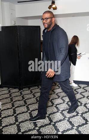 Philadelphia, PA, USA. 3e oct, 2016. Tyler Perry en ville le lundi soir pour un tapis rouge à l'île avant de présenter sa nouvelle comédie, Boo ! Un HALLOWEEN MADEA à Philadelphie, Pennsylvanie le 3 octobre 2016 © Star Shooter/media/Alamy Punch Live New Banque D'Images