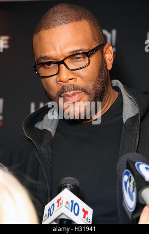 Philadelphia, PA, USA. 3e oct, 2016. Tyler Perry en ville le lundi soir pour un tapis rouge à l'île avant de présenter sa nouvelle comédie, Boo ! Un HALLOWEEN MADEA à Philadelphie, Pennsylvanie le 3 octobre 2016 © Star Shooter/media/Alamy Punch Live New Banque D'Images