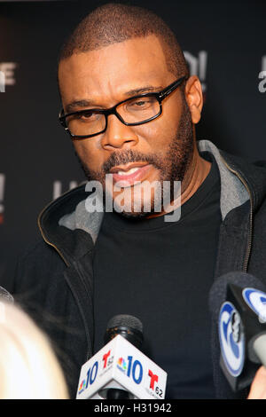 Philadelphia, PA, USA. 3e oct, 2016. Tyler Perry en ville le lundi soir pour un tapis rouge à l'île avant de présenter sa nouvelle comédie, Boo ! Un HALLOWEEN MADEA à Philadelphie, Pennsylvanie le 3 octobre 2016 © Star Shooter/media/Alamy Punch Live New Banque D'Images