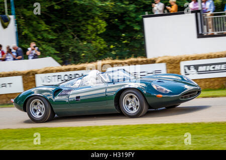 1966 Jaguar XJ13 avec chauffeur Stuart Dyble au Goodwood Festival of Speed 2016, Sussex, UK Banque D'Images