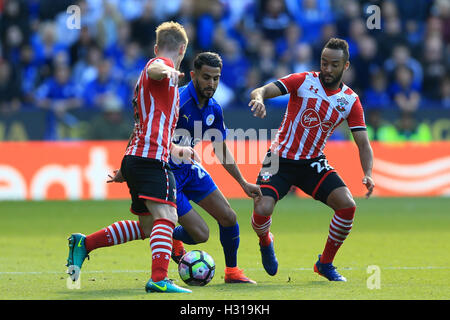 Leicester City's Riyad Mahrez batailles pour la balle avec Southampton Nathan Redmond au cours de la Premier League match à la King Power Stadium, Leicester. ASSOCIATION DE PRESSE Photo. Photo date : dimanche 2 octobre 2016. Voir l'ACTIVITÉ DE SOCCER histoire de Leicester. Crédit photo doit se lire : Nigel Français/PA Wire. RESTRICTIONS : EDITORIAL N'utilisez que pas d'utilisation non autorisée avec l'audio, vidéo, données, listes de luminaire, club ou la Ligue de logos ou services 'live'. En ligne De-match utilisation limitée à 75 images, aucune émulation. Aucune utilisation de pari, de jeux ou d'un club ou la ligue/dvd publications. Banque D'Images