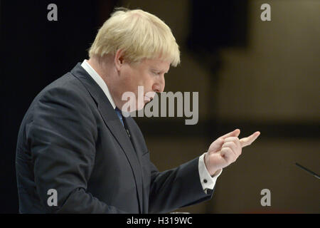 Secrétaire des affaires étrangères Boris Johnson parle lors de la conférence du parti conservateur à la CPI à Birmingham. Banque D'Images