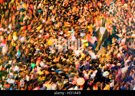 Les gens et la danse de l'aigle.Plaça de Sant Pere.La Patum (Chef-d'œuvre du patrimoine oral et immatériel de l'UNESCO).Berga. Barcelone. C Banque D'Images