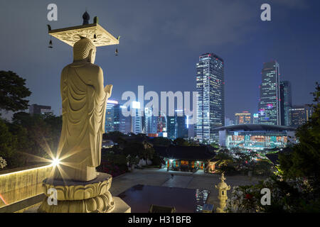 Mireuk Daebul statue (la grande statue du Bouddha Maitréya) au Temple de Bongeunsa et vue de Gangnam à Séoul, Corée du Sud. Banque D'Images