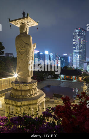 Mireuk Daebul statue (la grande statue du Bouddha Maitréya) au Temple de Bongeunsa et vue de Gangnam à Séoul, Corée du Sud. Banque D'Images