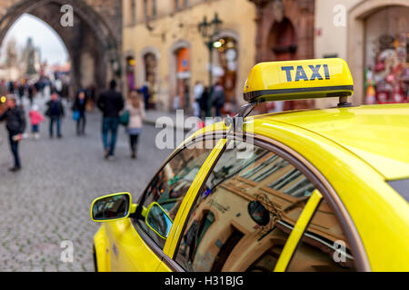 Voiture jaune avec l'enseigne sur le toit en attente dans la vieille ville de Prague, République tchèque (l'accent sur le signe). Banque D'Images