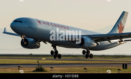 Air Canada Airbus A330 C-GHKX wide-body jetliner l'atterrissage à l'Aéroport International de Vancouver, Canada Banque D'Images