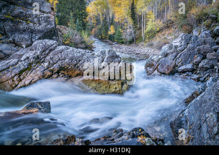 Crystal River à Crystal Mill près de marbre dans les Montagnes Rocheuses du Colorado, paysage d'automne Banque D'Images