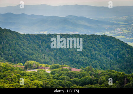 Avis de Skyland Resort et couches de la Blue Ridge Mountains, à partir de Stony Man Mountain, dans le Parc National Shenandoah, en Virginie. Banque D'Images