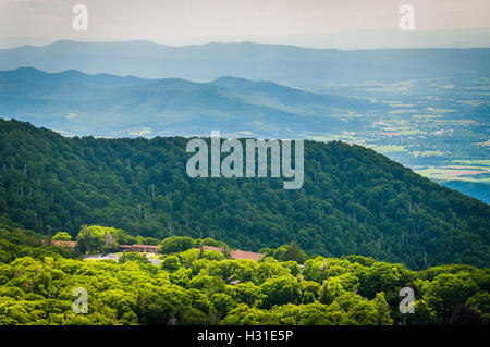 Avis de Skyland Resort et couches de la Blue Ridge Mountains de Skyline Drive, dans le Parc National Shenandoah, en Virginie. Banque D'Images